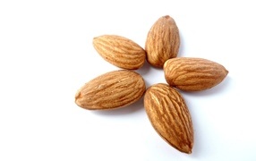 Миндальные орехи на белом фоне крупным планом