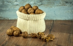 Мешок грецких орехов на столе 