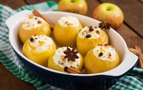 Baked apples with cottage cheese and spices