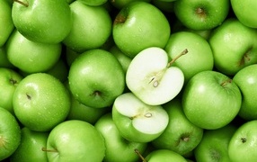 Красивые зеленые яблоки в каплях воды