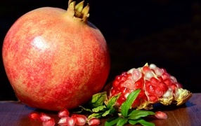 Большой спелый красный гранат крупным планом