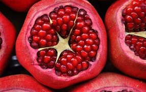 Большой спелый красный гранат с зернами