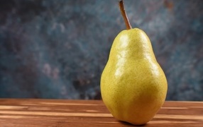 Большая спелая желтая груша