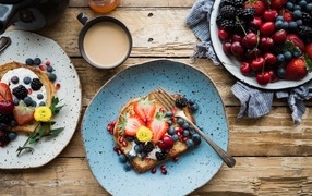 Хлеб на тарелке с ягодами и сыром