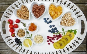 Хлопья с ягодами на большой белой тарелке