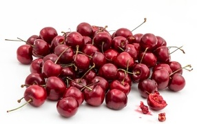 Ягоды черешни на белом фоне крупным планом