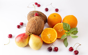 Кокосы, груши, апельсины и черешня на белом фоне