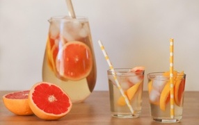 Графин с грейпфрутом и помело