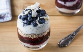 Десерт с ягодами черники в стакане на завтрак