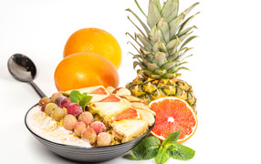 Хлопья с цитрусовыми фруктами на белом фоне