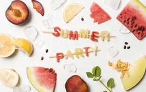 Свежие летние фрукты на белом фоне с надписью