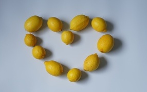 Сердце  из лимонов на сером фоне