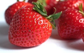 Крупная красная спелая клубника крупным планом