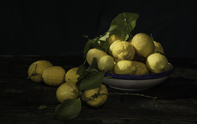 Много спелых желтых лимонов на столе