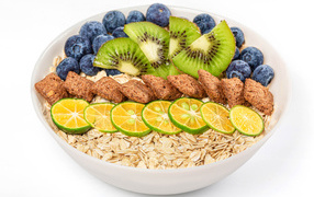 Овсяные хлопья с ягодами в белой тарелке