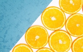 Кружочки апельсина на голубом фоне