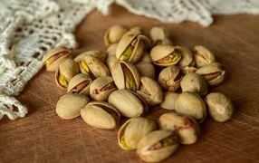 Фисташки в скорлупе на столе