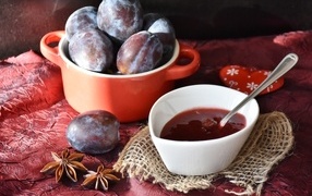 Сливовый джем с ягодами на столе