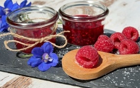 Малиновый джем на столе с ягодами