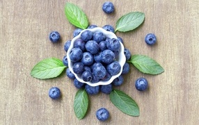 Спелые крупные ягоды черники на столе