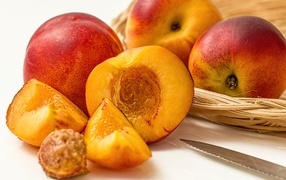 Спелая сладкая слива на столе 