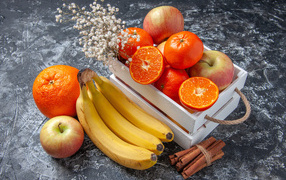 Спелые вкусные фрукты в ящике на столе