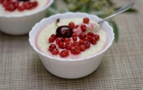 Semolina porridge in a plate with berries