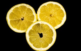 Нарезанный лимон на черном фоне