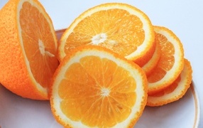 Нарезанный апельсин на тарелке