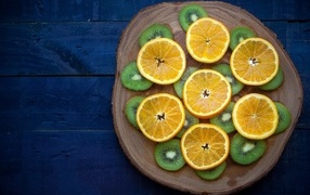 Нарезанный апельсин с киви на доске