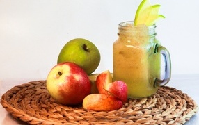 Смузи в банке на столе с яблоками