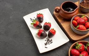 Клубника в шоколаде на белой тарелке