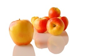 Сладкие медовые яблоки на белом фоне