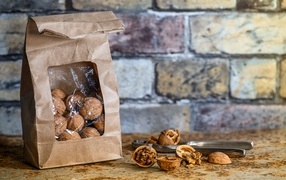 Грецкие орехи в пакете у стены