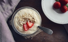 Йогурт с овсяными хлопьями и клубникой