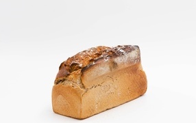 Буханка свежего хлеба на белом фоне