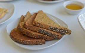 Кусочки хлеба на столе на завтрак 