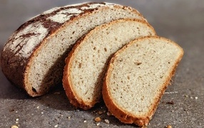 Нарезанный свежий ароматный хлеб
