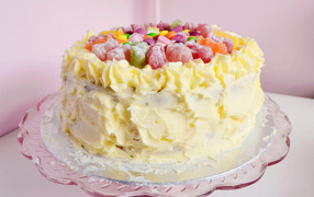 Аппетитный праздничный торт с кремом и мармеладом