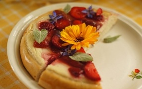 Аппетитный пирог с ягодами клубники и цветами