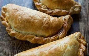 Аппетитные румяные пирожки на столе