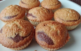 Запеченные кексы на белой тарелке крупным планом