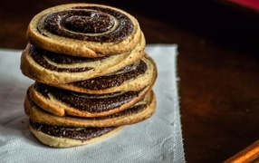 Двухцветное печенье на салфетке на столе 