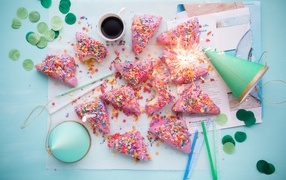 Печенье с розовым кремом на день рождения