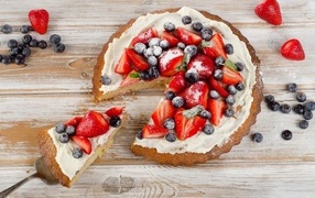Blueberry and strawberry cream pie