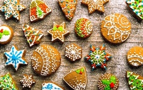 Яркие праздничные пряники на столе