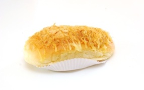 Булочка с кремом на белом фоне