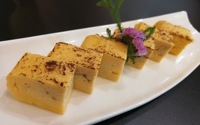 Запеканка на большой белой тарелке на столе