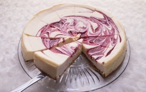 Пирог чизкейк нарезан кусками