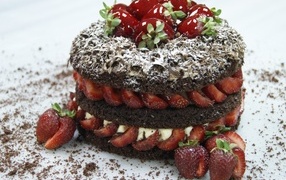 Шоколадный торт с ягодами клубники